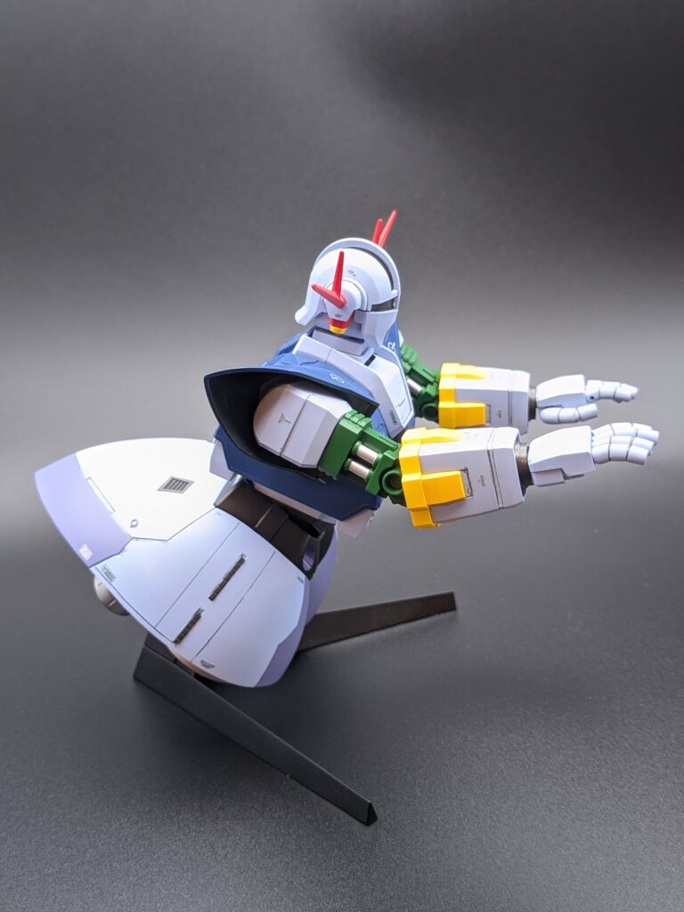 HGUC ジオング 1/144 横からのダイナミックカット|傾けポーズで動きを表現