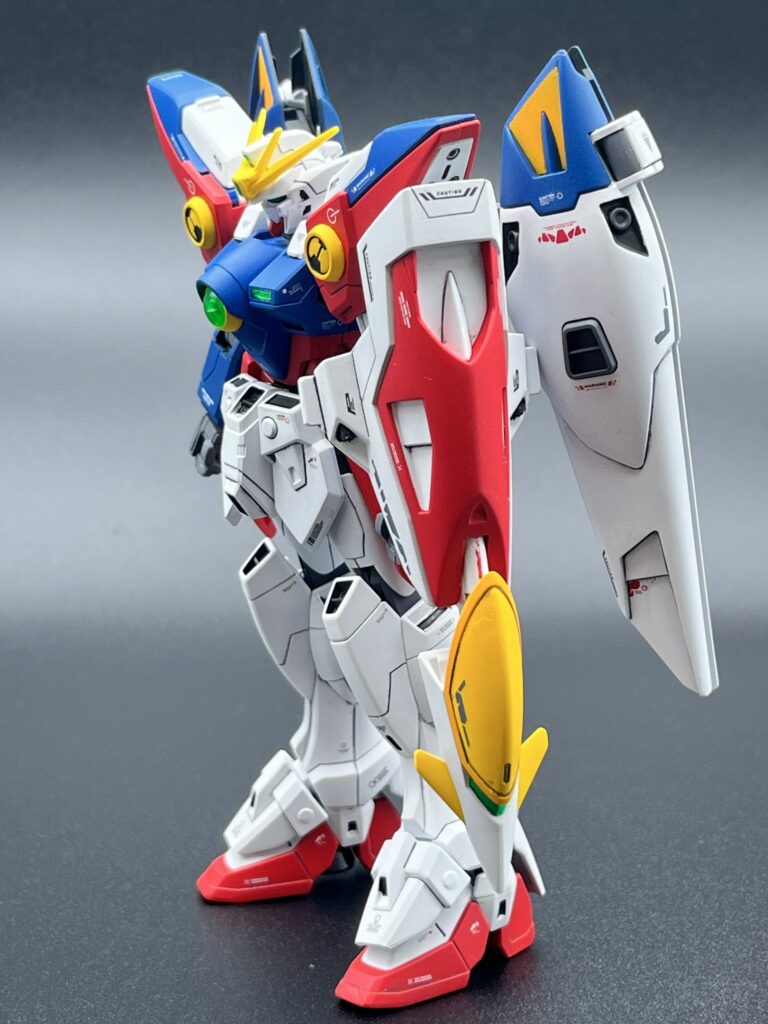 HGAC ウイングガンダムゼロ 完成品・シールド装備の斜め前アングル