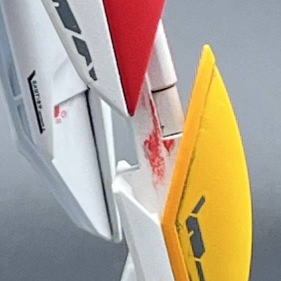 HGAC ウイングガンダムゼロ シールド裏側に赤い塗料が移ってしまった部分のアップ